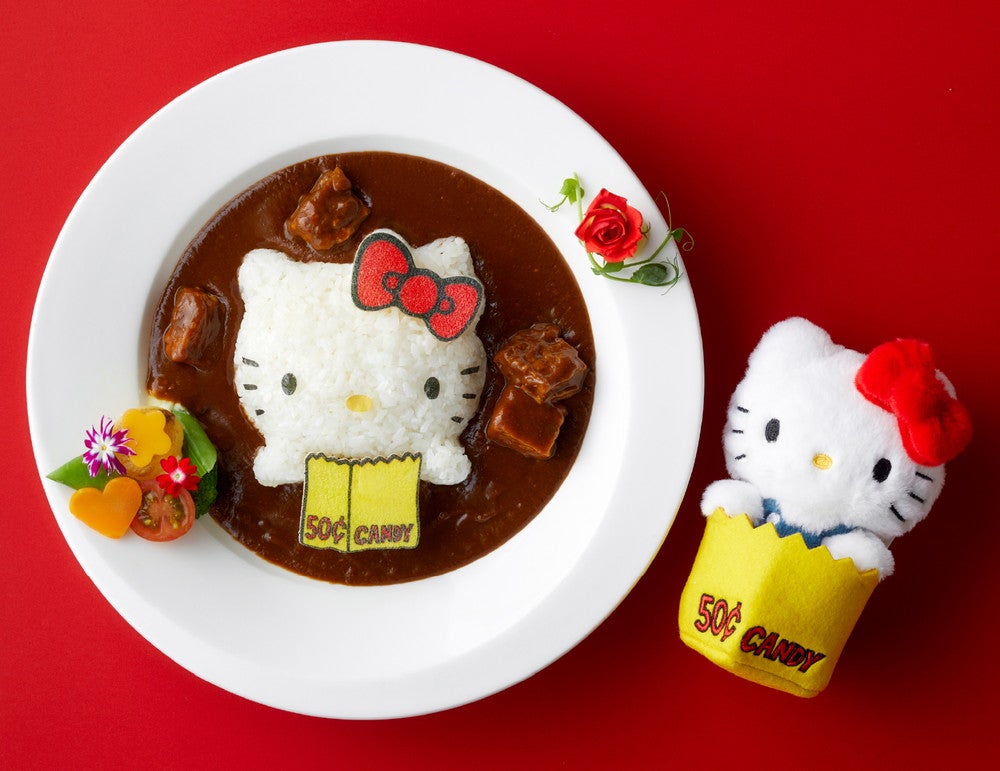 ホテルシェフ特製ハローキティ 口福のビーフカレー　ミニサラダ付き（バケットハット付き）※1日50食限定　￥3,900（C）2025 SANRIO CO., LTD. APPROVAL NO. L660648