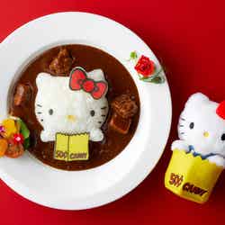 ホテルシェフ特製ハローキティ 口福のビーフカレー ミニサラダ付き(バケットハット付き)※1日50食限定 ¥3,900(C)2025 SANRIO CO., LTD. APPROVAL NO. L660648