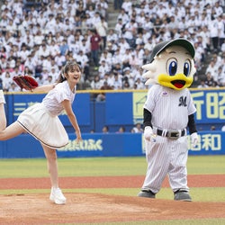 鈴木愛理、初始球式 美しい投球フォーム&“スシポーズ”披露