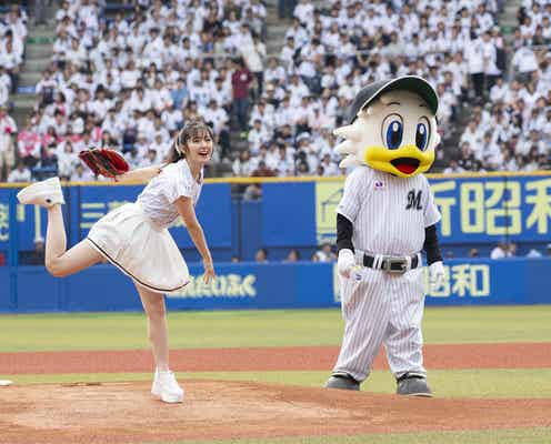 鈴木愛理、初始球式 美しい投球フォーム&“スシポーズ”披露