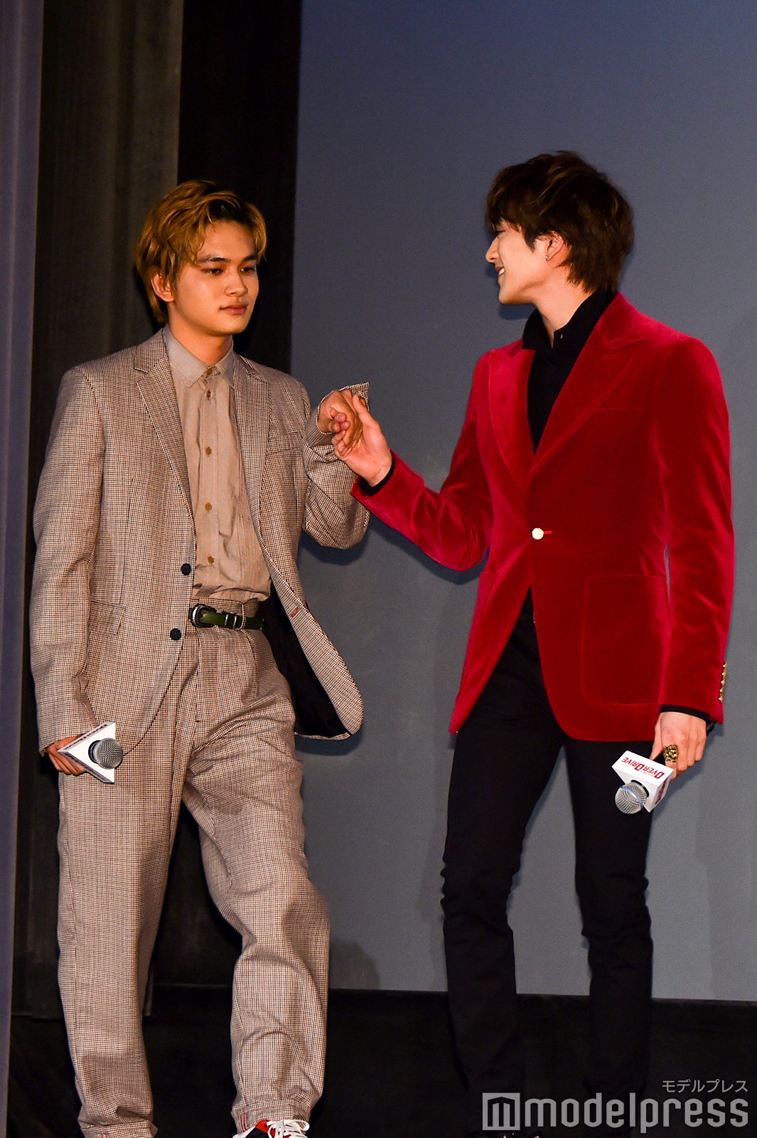 森川葵をエスコートした後、階段をすでに上りきっている北村匠海をエスコートする新田真剣佑その2 （C）モデルプレス