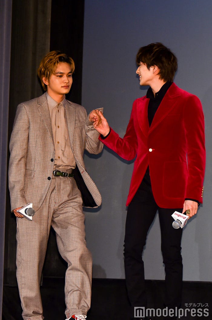 森川葵をエスコートした後、階段をすでに上りきっている北村匠海をエスコートする新田真剣佑その2 (C)モデルプレス