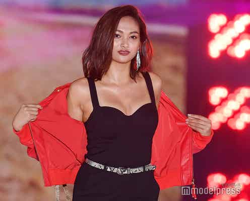 “驚異の10頭身”香川沙耶、美バスト強調でヘルシーボディ披露 観客から熱視線<GirlsAward 2018 A/W>