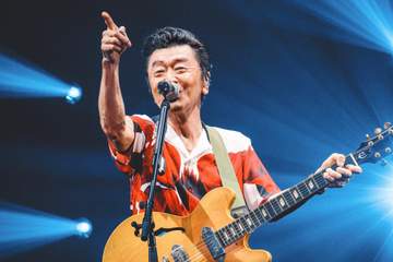 桑田佳祐が仙台で全国ツアーの“夏祭りファイナル”「頑張れ熊本、頑張れニッポン！」と被災地へ祈りの一本締めも