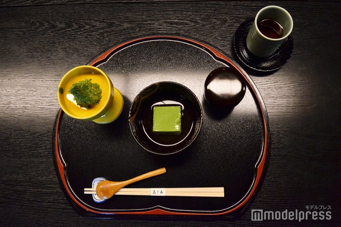 生湯葉とカニ身の抹茶和え、抹茶豆腐（C）ビューティーガール