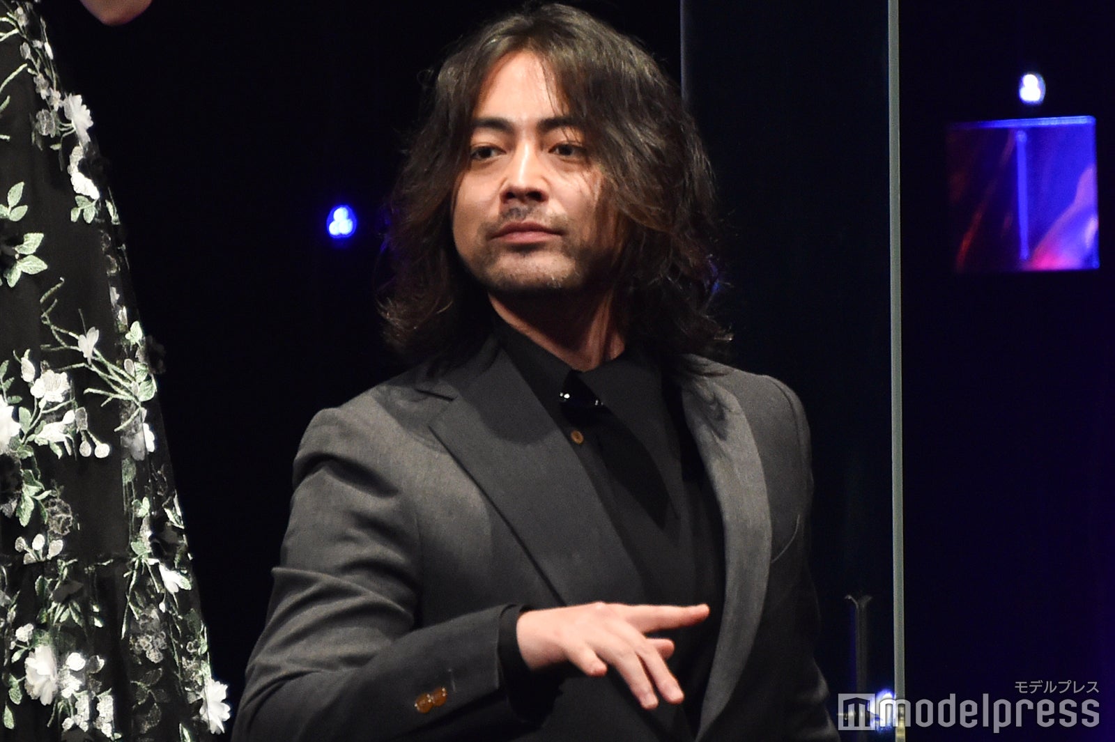 ポーズを決める山田孝之 （C）モデルプレス