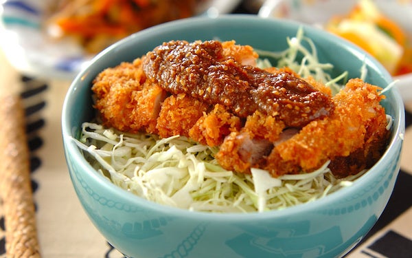 手作りのゴマみそソースをかけていただく、絶品チキンカツ丼