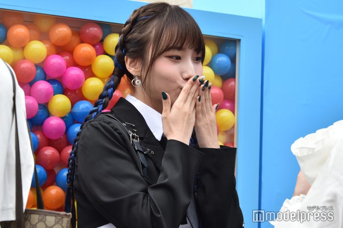 投げキッスをするヨンウン (C)モデルプレス