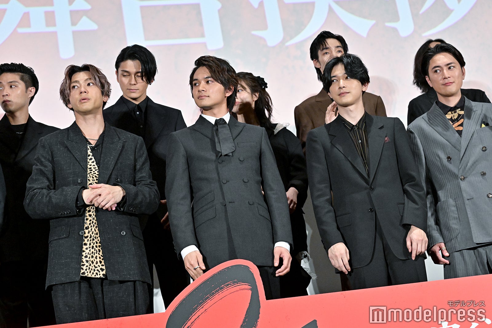 （上段左から）磯村勇斗、眞栄田郷敦、今田美桜、清水尋也、英勉監督（下段左から）山田裕貴、北村匠海、吉沢亮、間宮祥太朗（C）モデルプレス