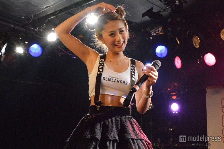 髪からキャンディを取り出すMisaki