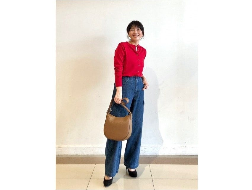 トップスを選ばないクルーネック型は一枚は持っておきたい 出典:StyleHint