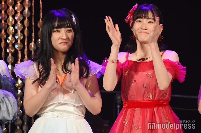 予選通過し喜ぶ山崎亜美瑠、坂本愛玲菜/「AKB48グループ歌唱力No.1決定戦」決勝大会 (C)モデルプレス
