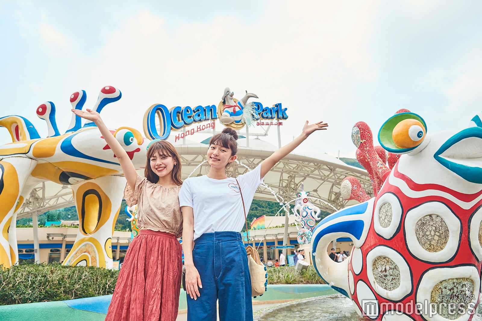 MTR海洋公園駅の目の前に広がるオーシャンパークのゲート。中環駅から電車で約12分と、気軽に足を運べるのがうれしい！（C）モデルプレス