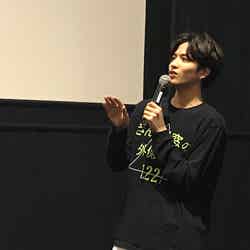 志尊淳 （C）2021映画「さんかく窓の外側は夜」製作委員会 （C）Tomoko Yamashita/libre