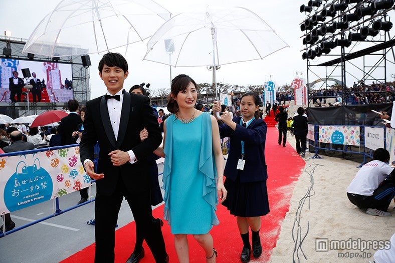 （写真左から）BEE SHUFFLE ミンス、武田梨奈／映画「原宿デニール」