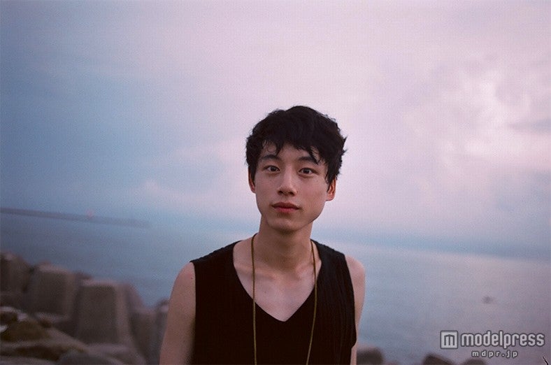 坂口健太郎初フォトブック『坂道』より／撮影：川島小鳥（画像提供：集英社）