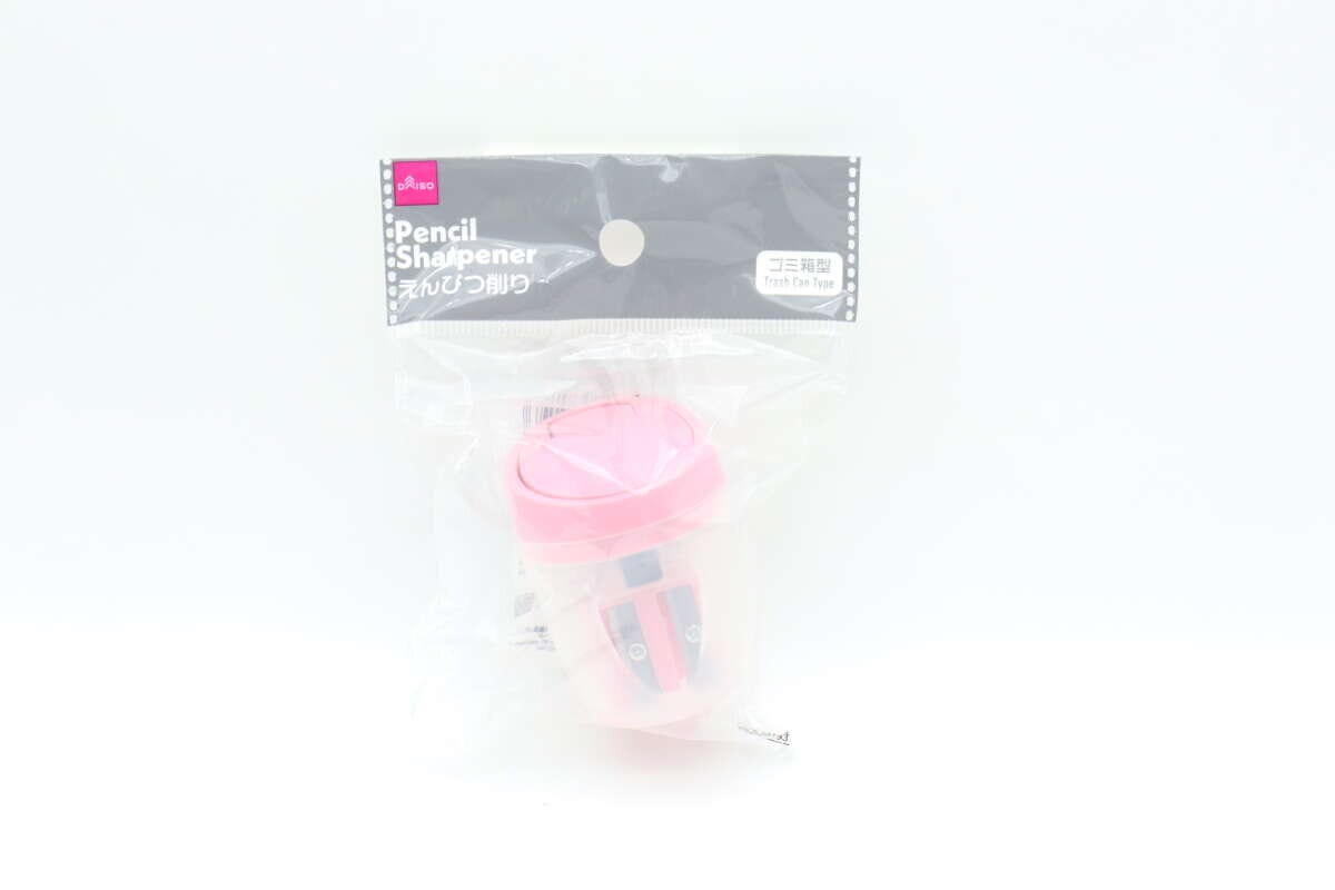 透明な袋に入ったピンク色のゴミ箱型鉛筆削り 透明な袋に入ったピンク色のゴミ箱型鉛筆削り