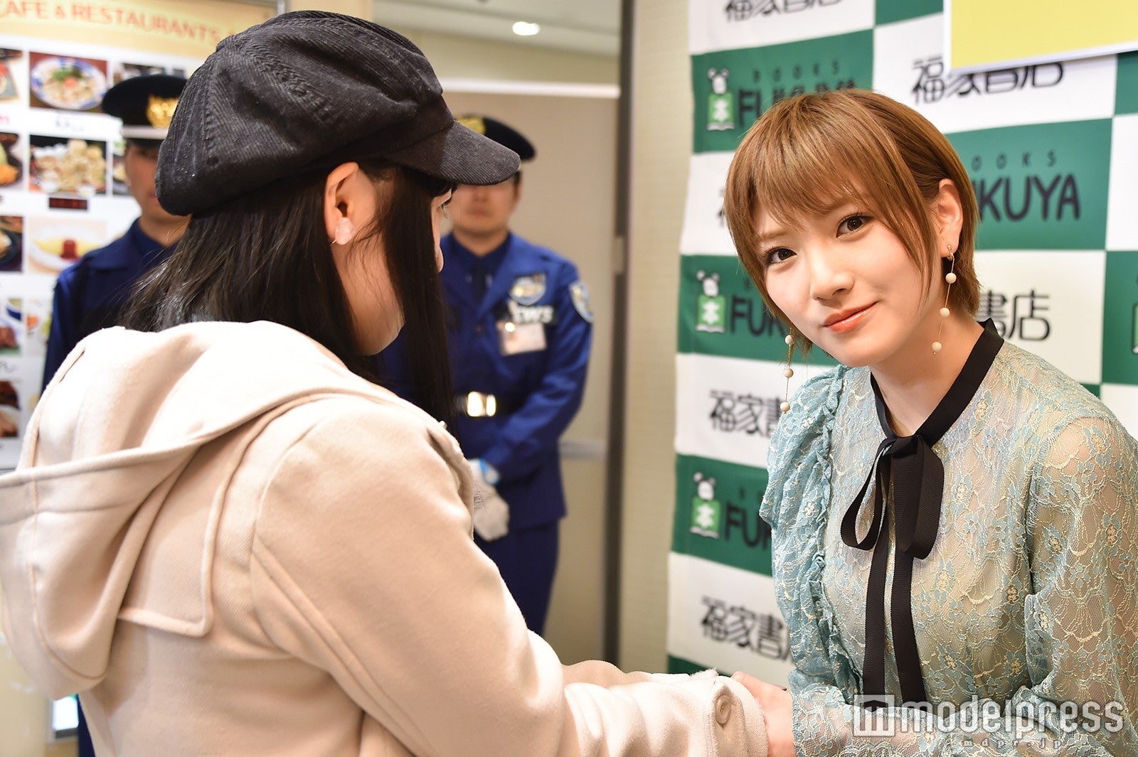 ファンと握手／岡田奈々（C）モデルプレス