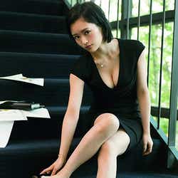 モデルプレス - NMB48山本彩、くっきり谷間の美バスト強調 SEXY秘書に扮する