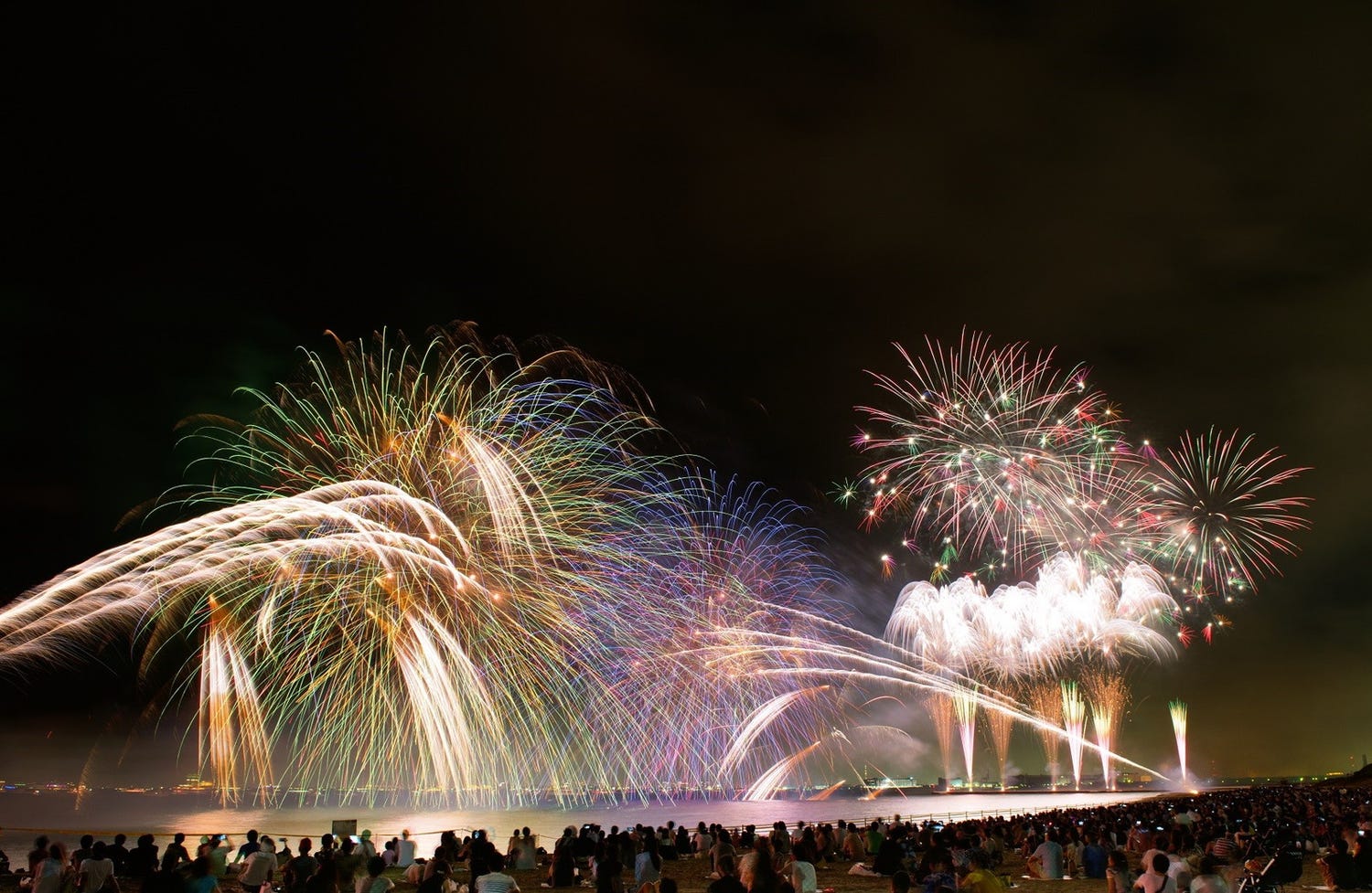 千葉で「幕張ビーチ花火フェスタ2026」約24,000発打ち上げで真夏の夜空染める
