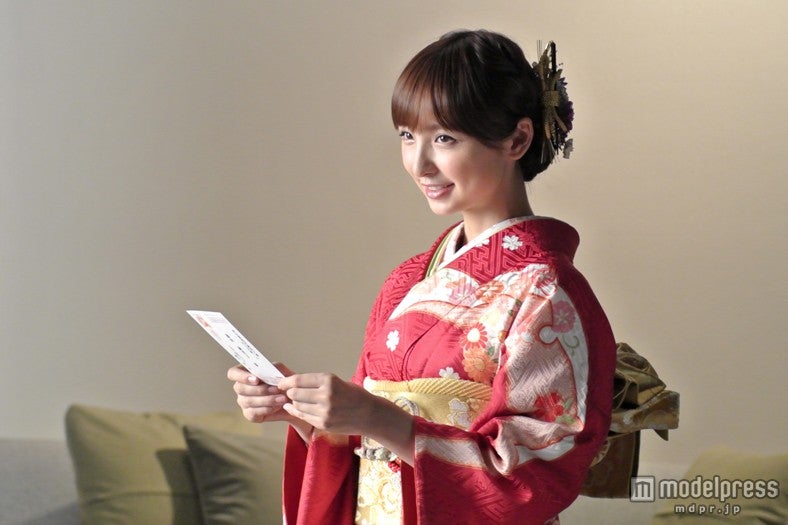 篠田麻里子／新CM「手のひら年賀状」編