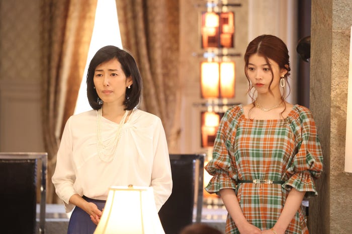 木村多江、馬場ふみか/「やんごとなき一族」第3話より(C)フジテレビ