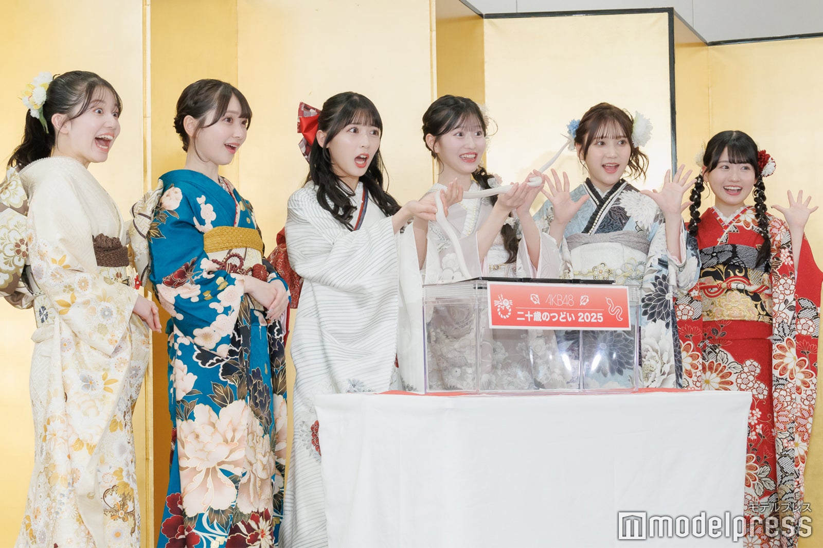 ハクさんを持つ正鋳真優、山崎空、佐藤綺星、八木愛月、鈴木くるみ、布袋百椛（C）モデルプレス