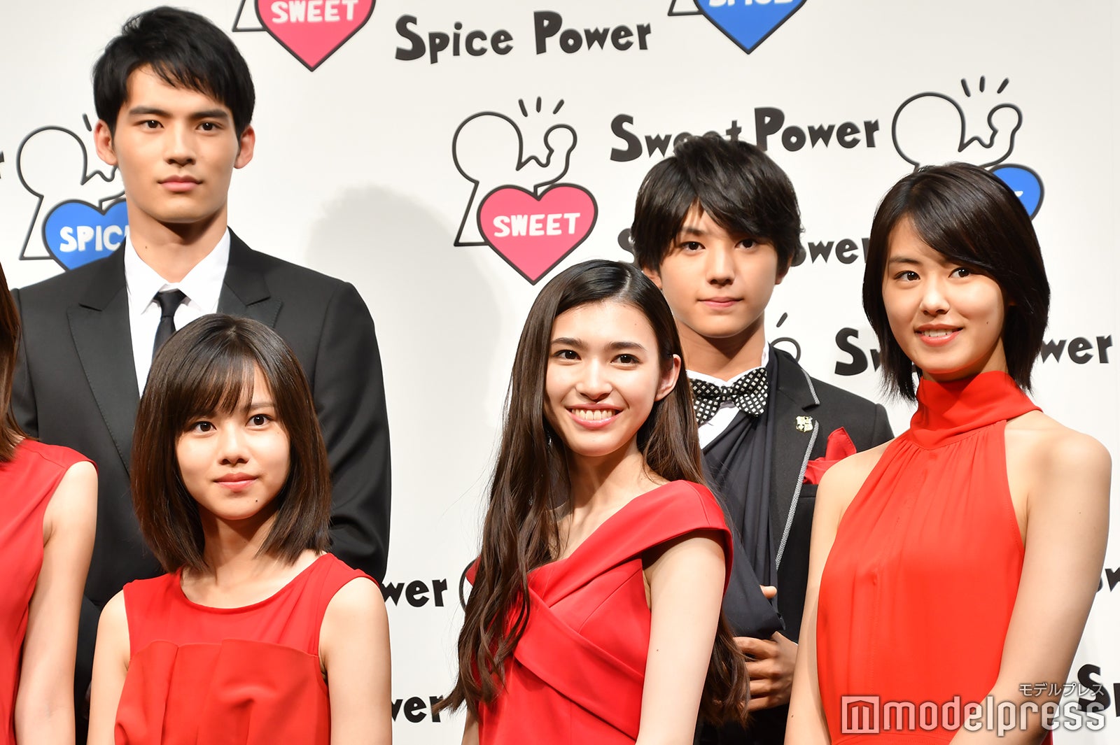 （後列左から）岡田健史、荒木飛羽（前列左から）松風理咲、長見玲亜、竹内愛紗（C）モデルプレス
