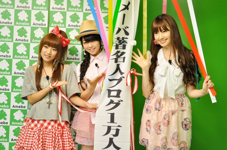 ノースリーブス（左から：高橋みなみ、峯岸みなみ、小嶋陽菜）