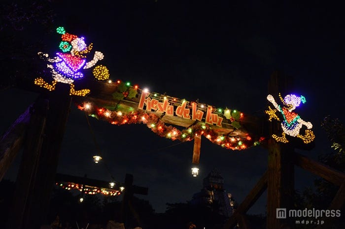 ディズニークリスマス、新スポット登場　キラキラ輝く“光の祭り”／「フィエスタ・デ・ラ・ルース」（夜）【モデルプレス】