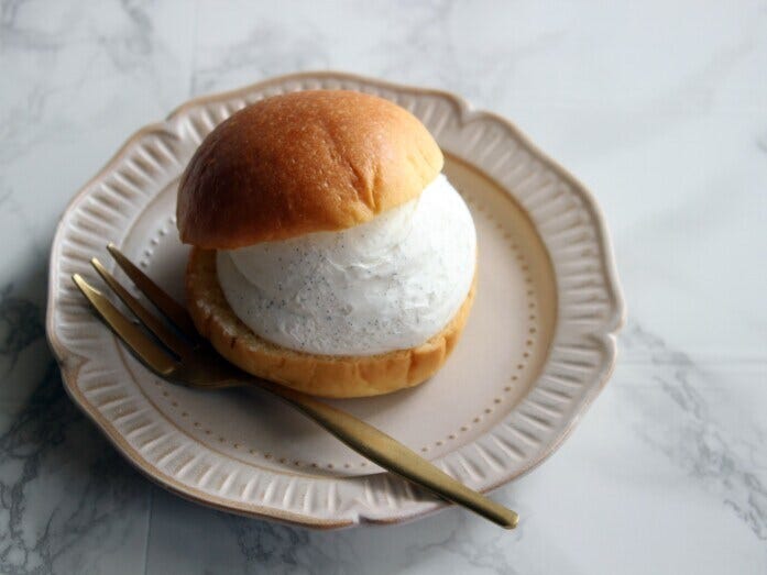 バニラとヘーゼルナッツの香りが印象的な、ローソンのマリトッツォ