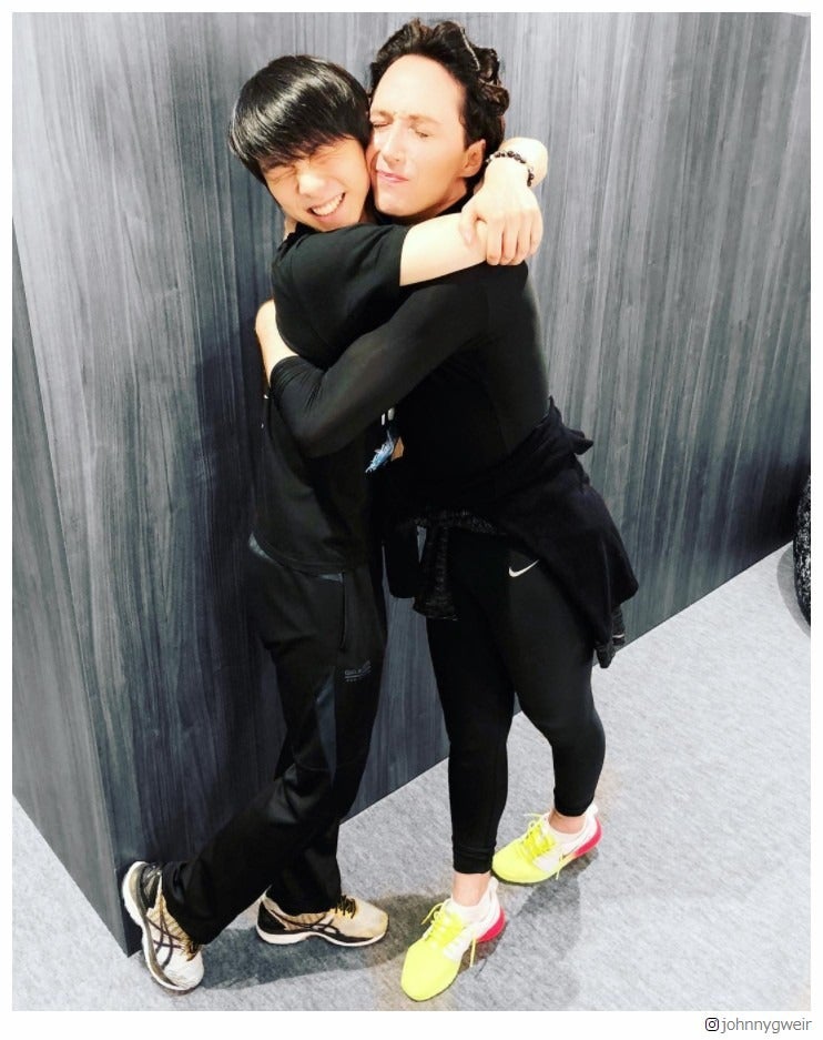 羽生結弦、笑顔全開で密着ハグ 世界中からコメント殺到