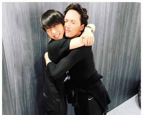 羽生結弦、笑顔全開で密着ハグ 世界中からコメント殺到
