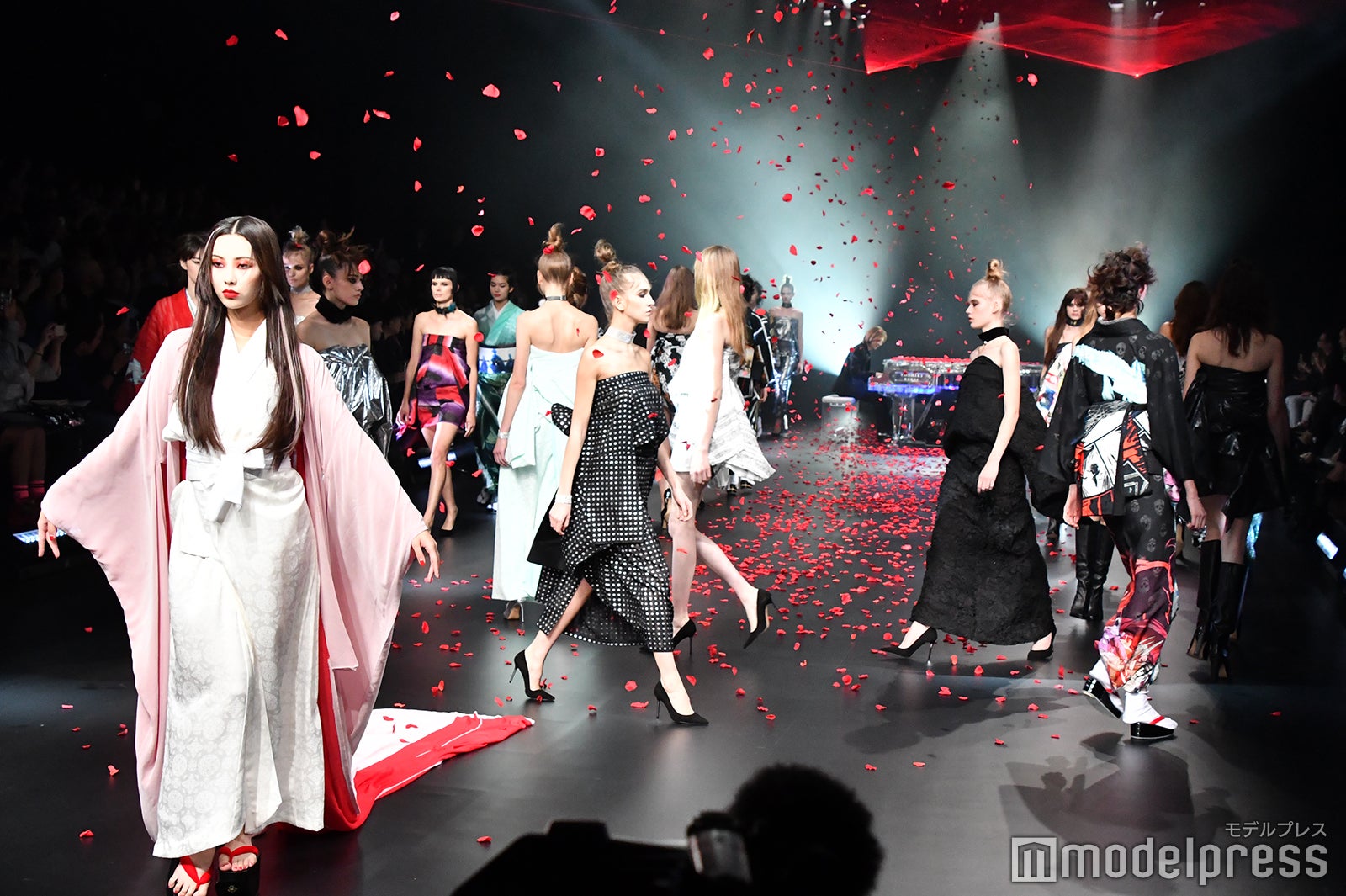 ファッションショーの様子／YOSHIKI（奥）（C）モデルプレス