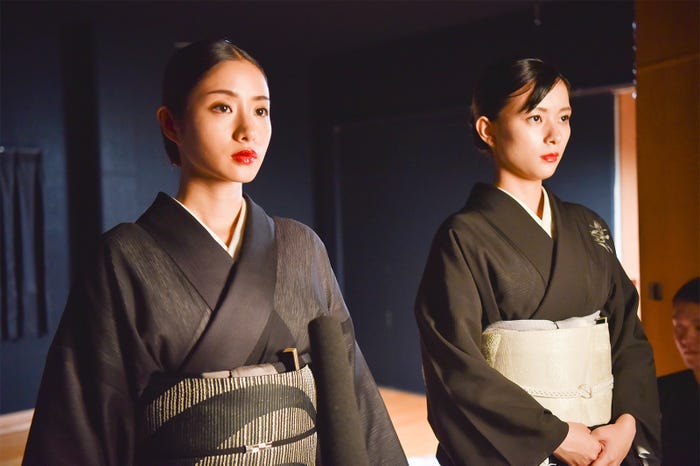 石原さとみ、芳根京子/「高嶺の花」第8話より(C)日本テレビ