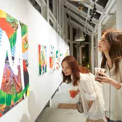 アート鑑賞とカフェが一緒に楽しめる。写真左は、松村 咲希 / Saki Matsumura の作品(C)モデルプレス