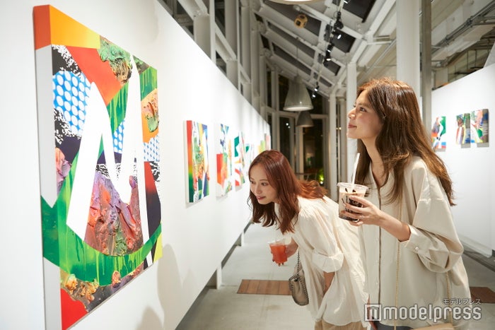 アート鑑賞とカフェが一緒に楽しめる。写真左は、松村 咲希 / Saki Matsumura の作品（C）モデルプレス