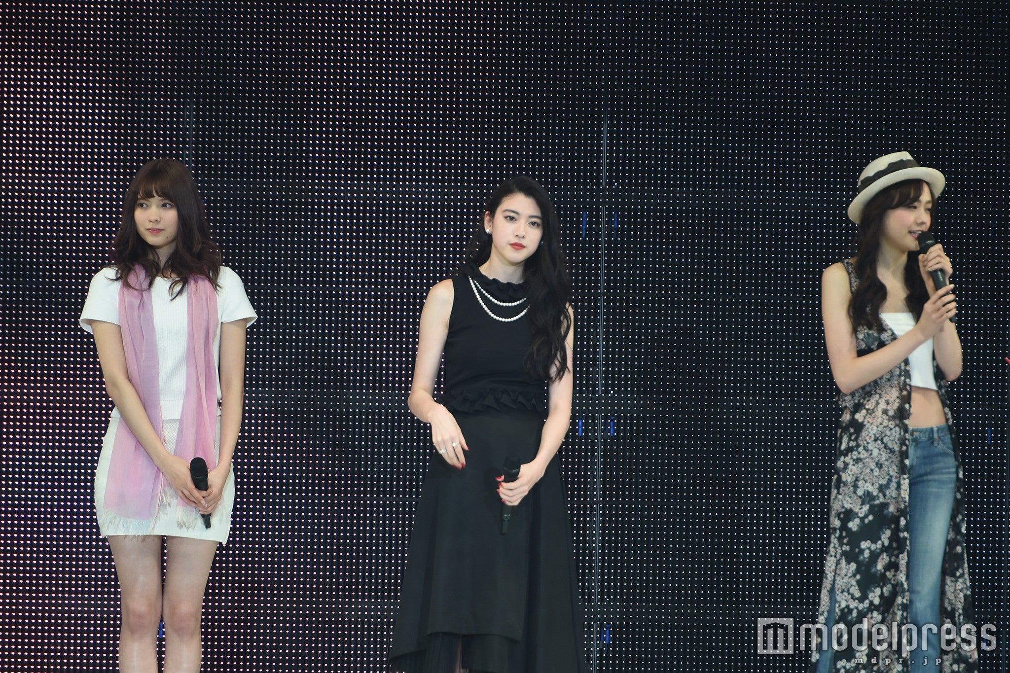 八木アリサ、三吉彩花、松井愛莉（C）モデルプレス