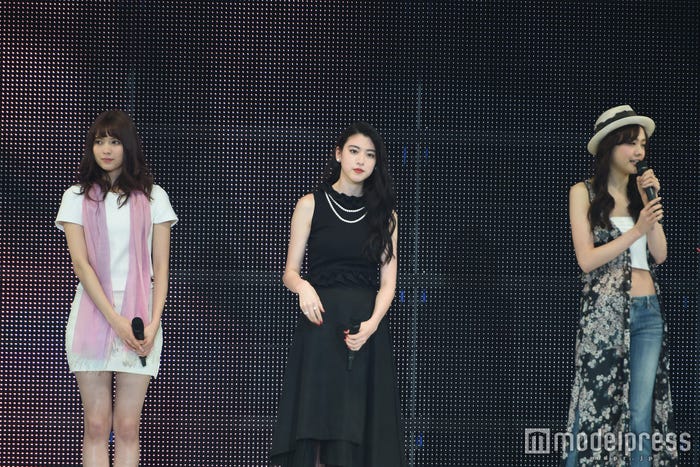 (左から)八木アリサ、三吉彩花、松井愛莉(C)モデルプレス