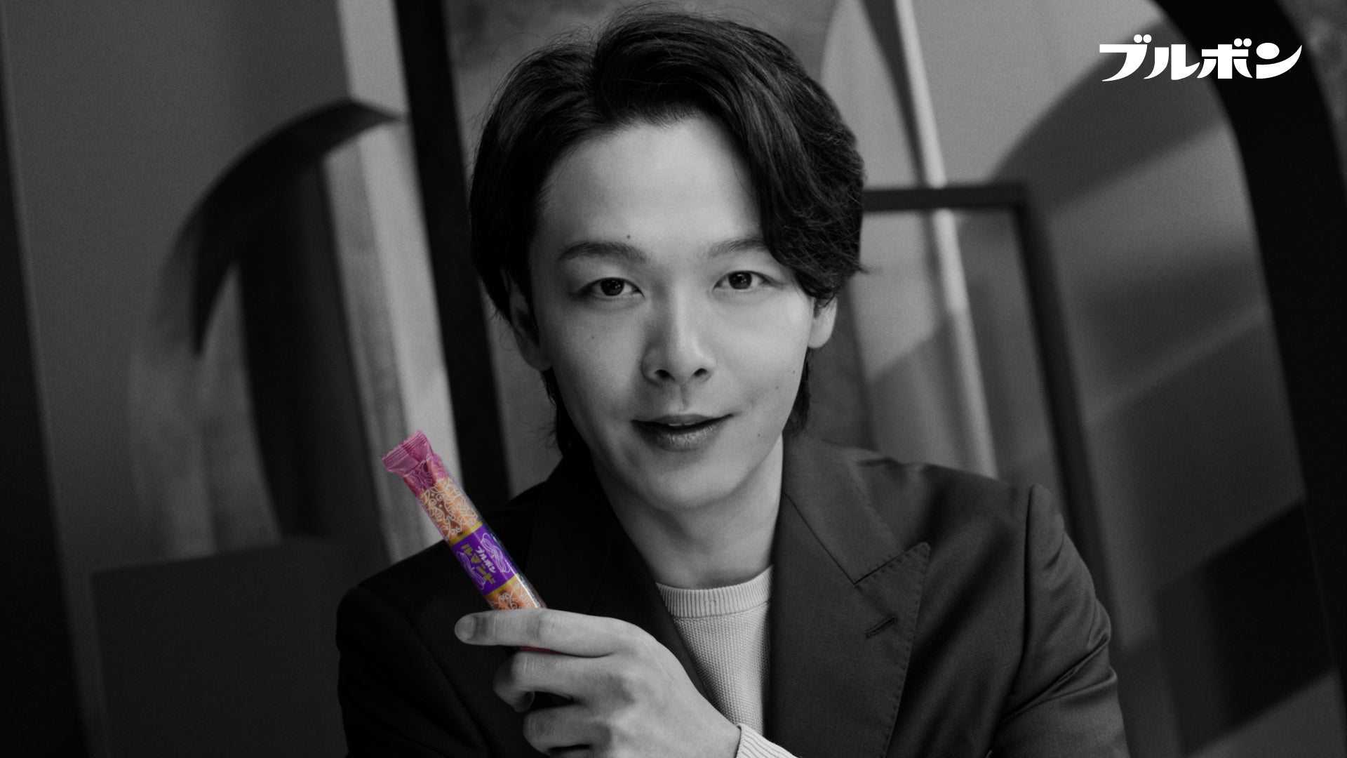 中村倫也／ブルボン新TV CM「カラフルビスケット」篇より（提供写真）