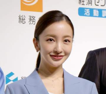 えっ、タレント時と別人 板野友美、女性社長の姿に驚き コーデが清楚「知的で上品」「バリバリのキャリアウーマン」