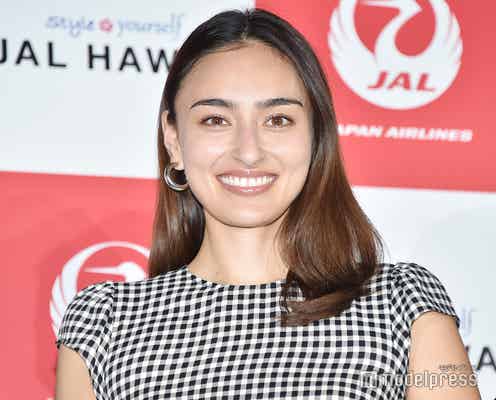 長谷川潤、大胆スリットワンピースで美脚披露