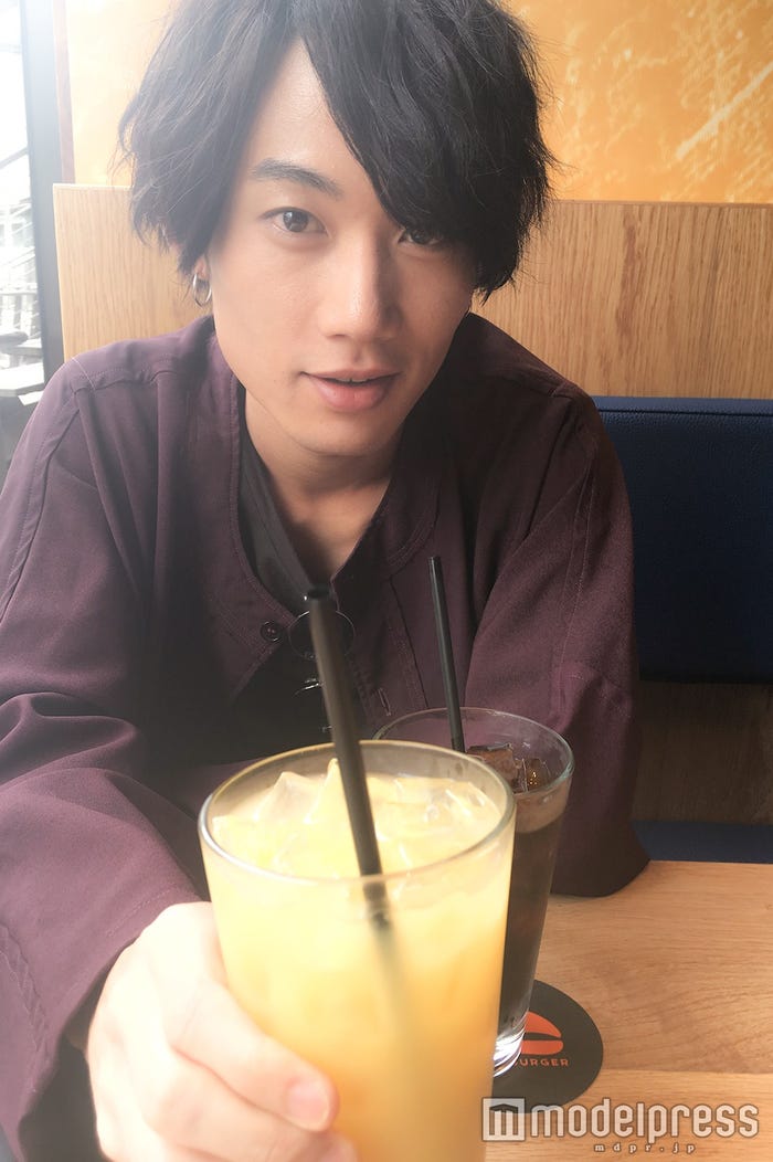 はい、どーぞ(C)モデルプレス