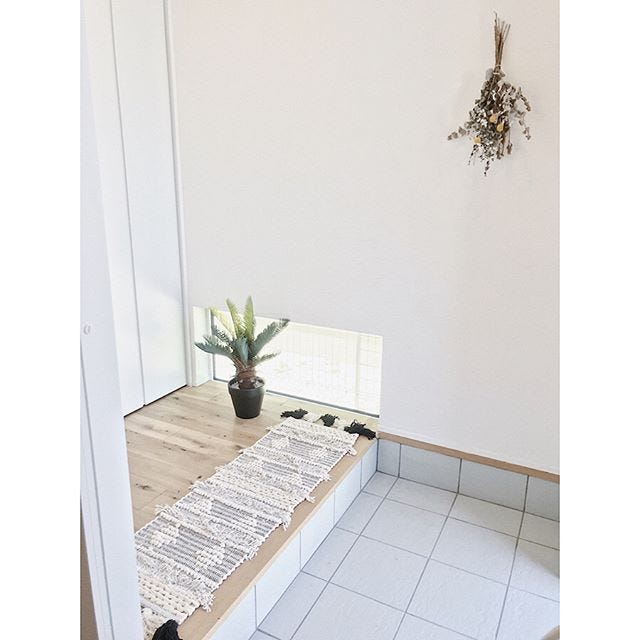 玄関をおしゃれにするスワッグの飾り方 さりげなく暮らしを飾るインテリアアイテム モデルプレス