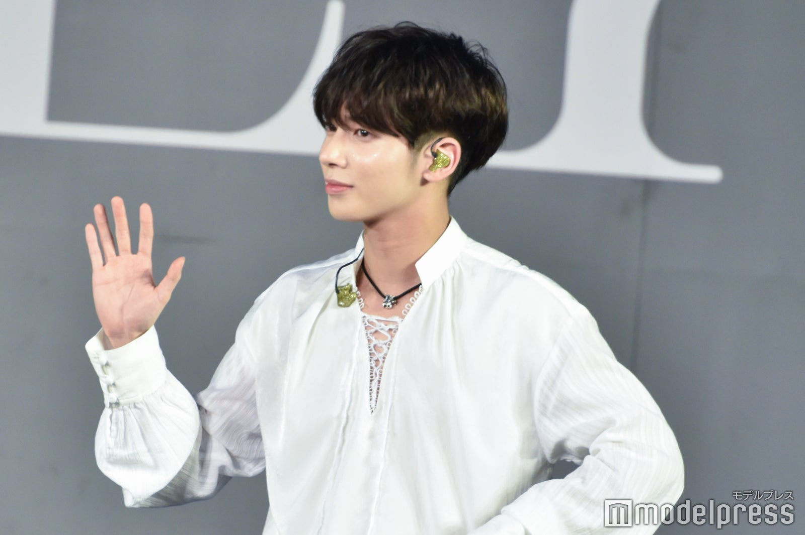 控えめに驚くポーズを決めるテヒョン（C）モデルプレス