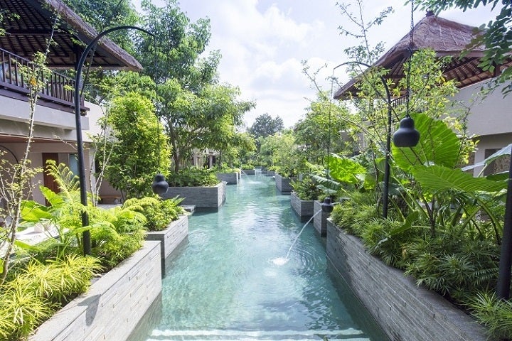 建築と風景を結ぶプール／画像提供：星野リゾート