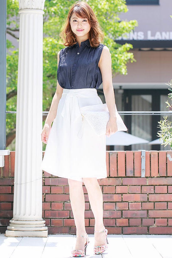 ビジュー付ショート丈デニムノースリーブフレアシャツブラウストップス「神戸レタス」1990円（税込）