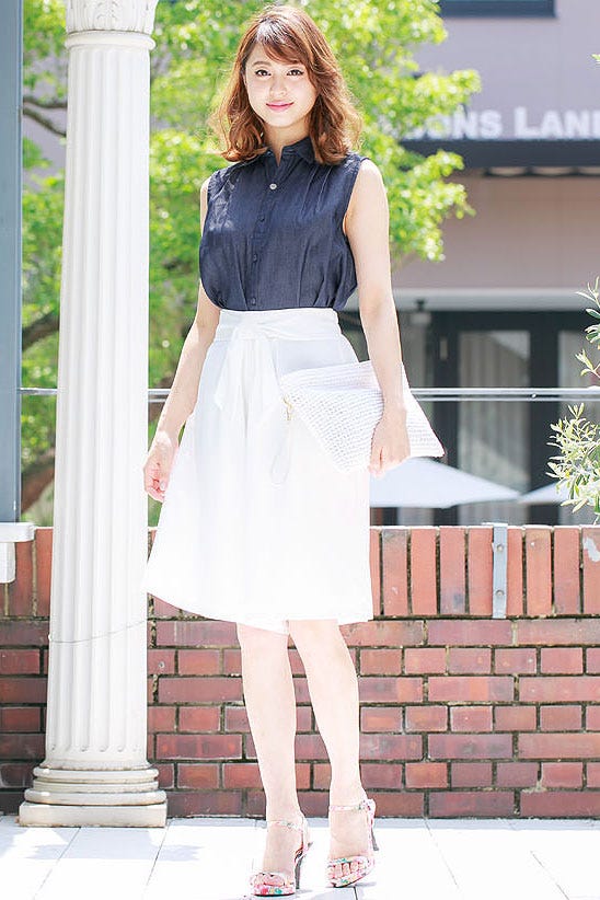 ビジュー付ショート丈デニムノースリーブフレアシャツブラウストップス「神戸レタス」1990円(税込)