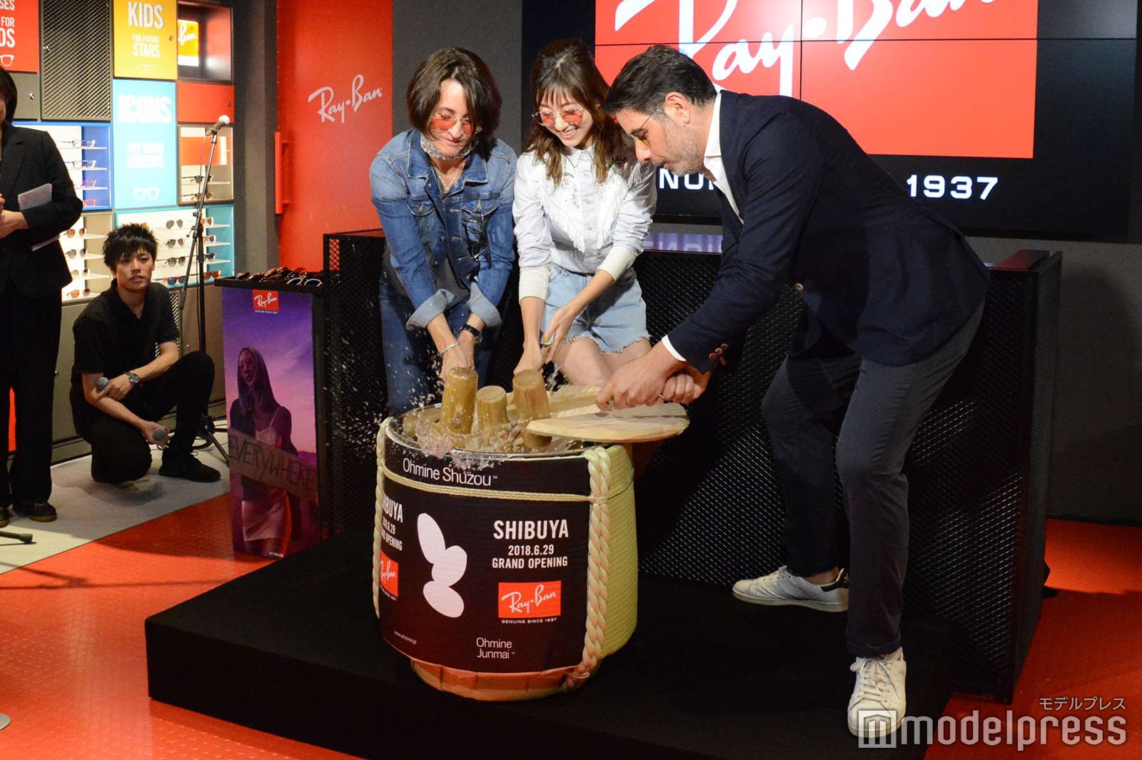 伊藤千晃（中央）（C）モデルプレス