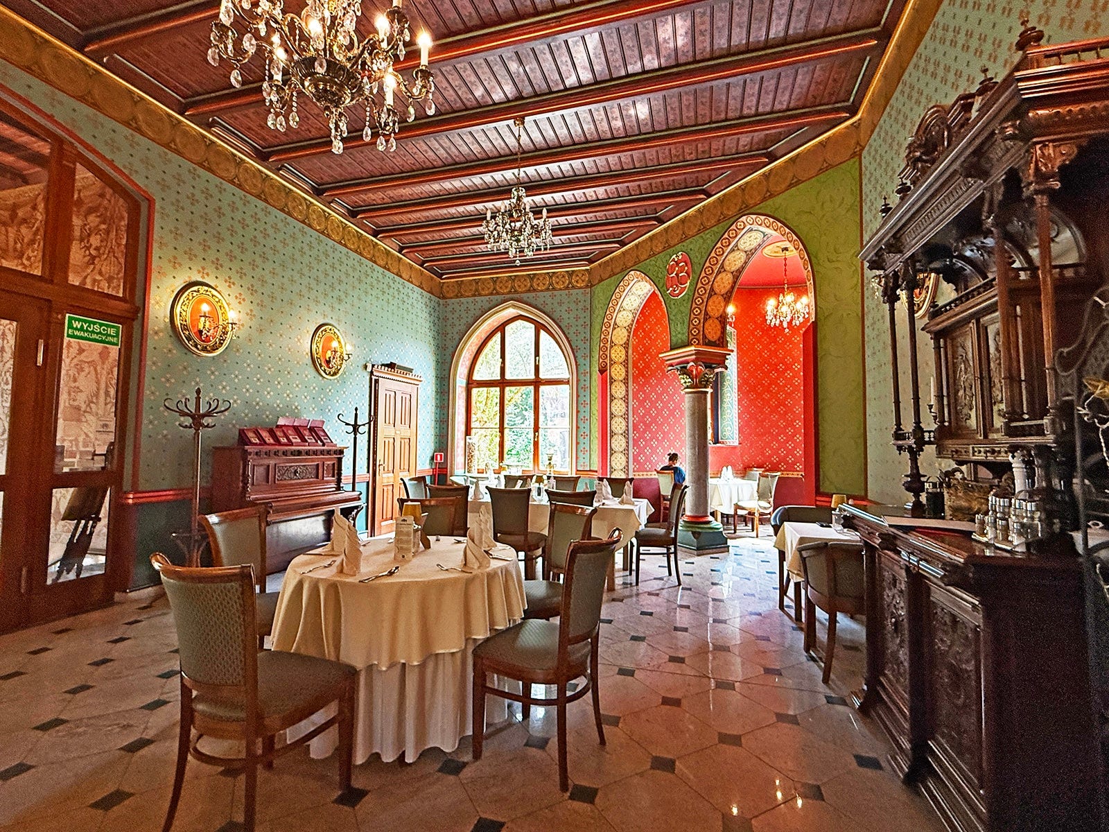 ヴィエクシツェ宮殿。かわいらしい内装のレストランになっている